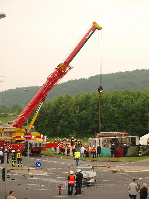 Schwerer Unfall mit Reisebus Lohmar Donrather Dreieck P432.JPG